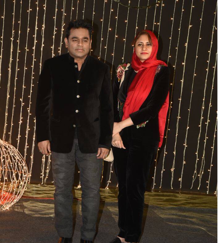 प्रियंका ने पहले मेहंदी सेरेमनी की तस्वीरें शेयर की और उसके अगले दिन संगीत सेरेमनी की. शादी की इन रस्मों में दोनों ही परिवारों ने जज़्बे के साथ शिरकत. खासकर संगीत सेरेमनी में, जहां जोनास और चोपड़ा परिवार के बीच डांस कॉम्पिटीशन हुआ. (तस्वीर: मानव मंगलानी)