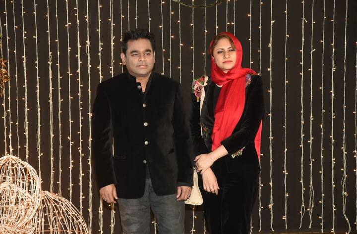 इसके अलावा संगीत सेरेमनी से ऐसी भी तस्वीरें आईं, जिनमें प्रियंका अपनी मां मधु चोपड़ा के साथ स्टेज पर थिरकती नज़र आईं. खास बात ये रही कि दोनों परिवारों ने प्रियंका और निक की मोहब्बत के सफर को गानों और डांस के ज़रिए सबके सामने पेश किया. (तस्वीर: मानव मंगलानी)