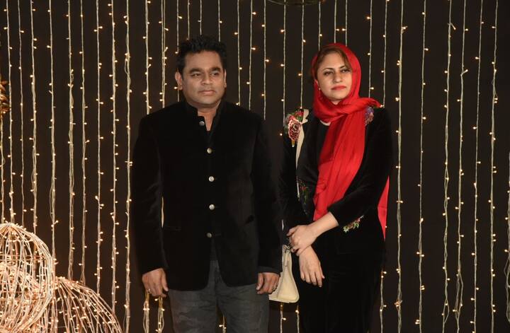 इस शादी को वैसे तो बेहद निजी रखा गया, लेकिन फिर भी अंदर से छन छन कर कुछ कुछ खबरें आती रहीं. शादी को कवर कर रहे पत्रकार अपनी मेहनत और मशक्कत से कुछ धुंधली ही सही, लेकिन खूबसूरत तस्वीरें बाहर लेकर आए. जो फैंस अपने फेवरेट सितारों की एक झलक के लिए बैचैन थे उनके लिए ये धुंधली तस्वीरें ही काफी थीं. (तस्वीर: मानव मंगलानी)