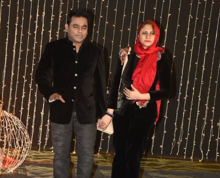 प्रियंका चोपड़ा और निक जोनास की इस भव्य शादी में देश के सबसे बड़े बिज़नेसमैन मुकेश अंबानी पूरे परिवार के साथ पहुंचे थे. उनके साथ बेटी ईशा अंबानी, पत्नी नीता अंबानी, बेटे अनंत और आकाश अंबानी थे. इनके अलावा आकाश की मंगेतर श्लोका मेहता और अनंत की गर्लफ्रेंड राधिका मर्चेंट भी इस शादी का हिस्सा बनीं. हालांकि अंबानी परिवार प्रियंका-निक के संगीत और कैथलिक शादी का ही हिस्सा रहा था. (तस्वीर: मानव मंगलानी)