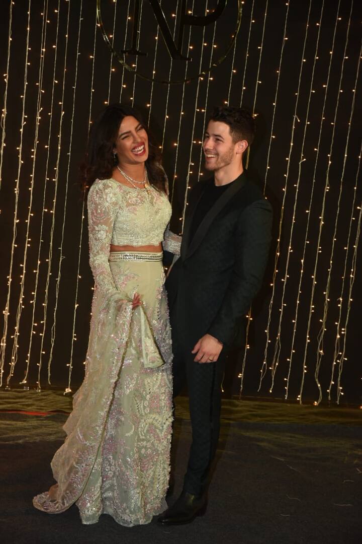 प्रियंका ने पहले मेहंदी सेरेमनी की तस्वीरें शेयर की और उसके अगले दिन संगीत सेरेमनी की. शादी की इन रस्मों में दोनों ही परिवारों ने जज़्बे के साथ शिरकत. खासकर संगीत सेरेमनी में, जहां जोनास और चोपड़ा परिवार के बीच डांस कॉम्पिटीशन हुआ.