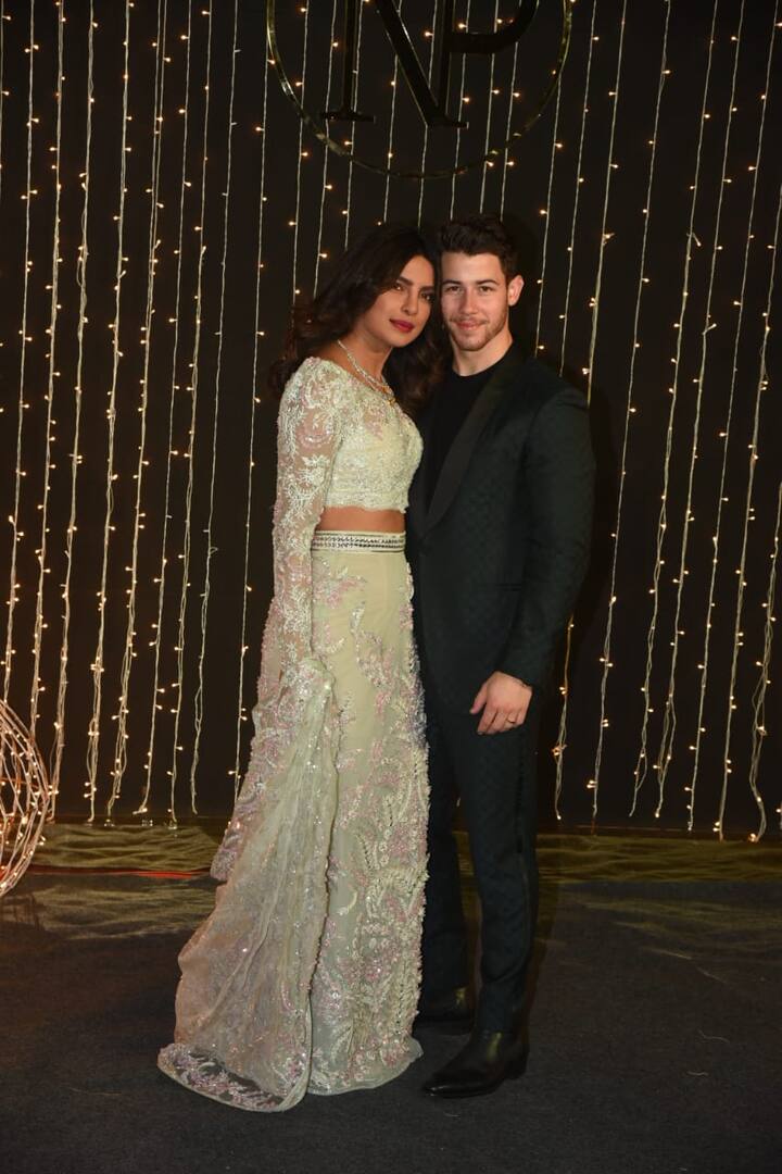 उनके साथ बेटी ईशा अंबानी, पत्नी नीता अंबानी, बेटे अनंत और आकाश अंबानी थे. इनके अलावा आकाश की मंगेतर श्लोका मेहता और अनंत की गर्लफ्रेंड राधिका मर्चेंट भी इस शादी का हिस्सा बनीं. हालांकि अंबानी परिवार प्रियंका-निक के संगीत और कैथलिक शादी का ही हिस्सा रहा था.