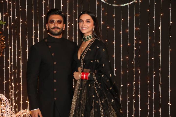 जबकि उनके पति और अभिनेता रणवीर सिंह काले रंग की शेरवानी और सफेद रंग के पायजामे में किसी नवाब से कम नहीं लग रहे हैं. (तस्वीर: मानव मंगलानी)