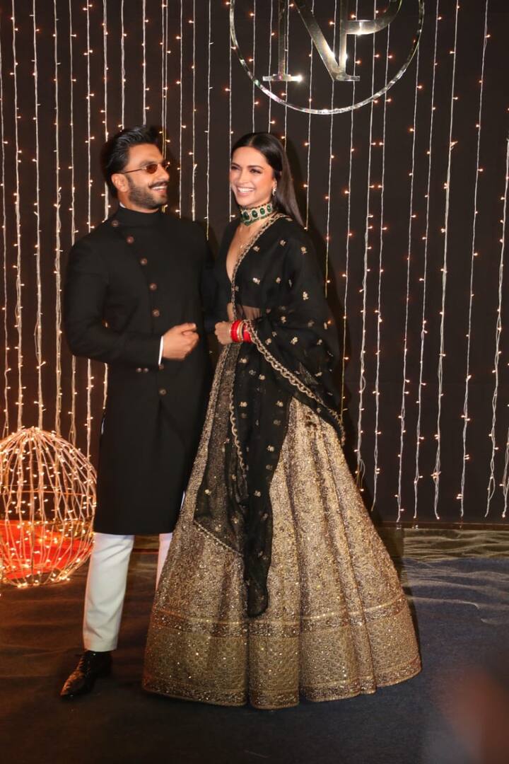 प्रियंका ने पहले मेहंदी सेरेमनी की तस्वीरें शेयर की और उसके अगले दिन संगीत सेरेमनी की. शादी की इन रस्मों में दोनों ही परिवारों ने जज़्बे के साथ शिरकत. खासकर संगीत सेरेमनी में, जहां जोनास और चोपड़ा परिवार के बीच डांस कॉम्पिटीशन हुआ. (तस्वीर: मानव मंगलानी)