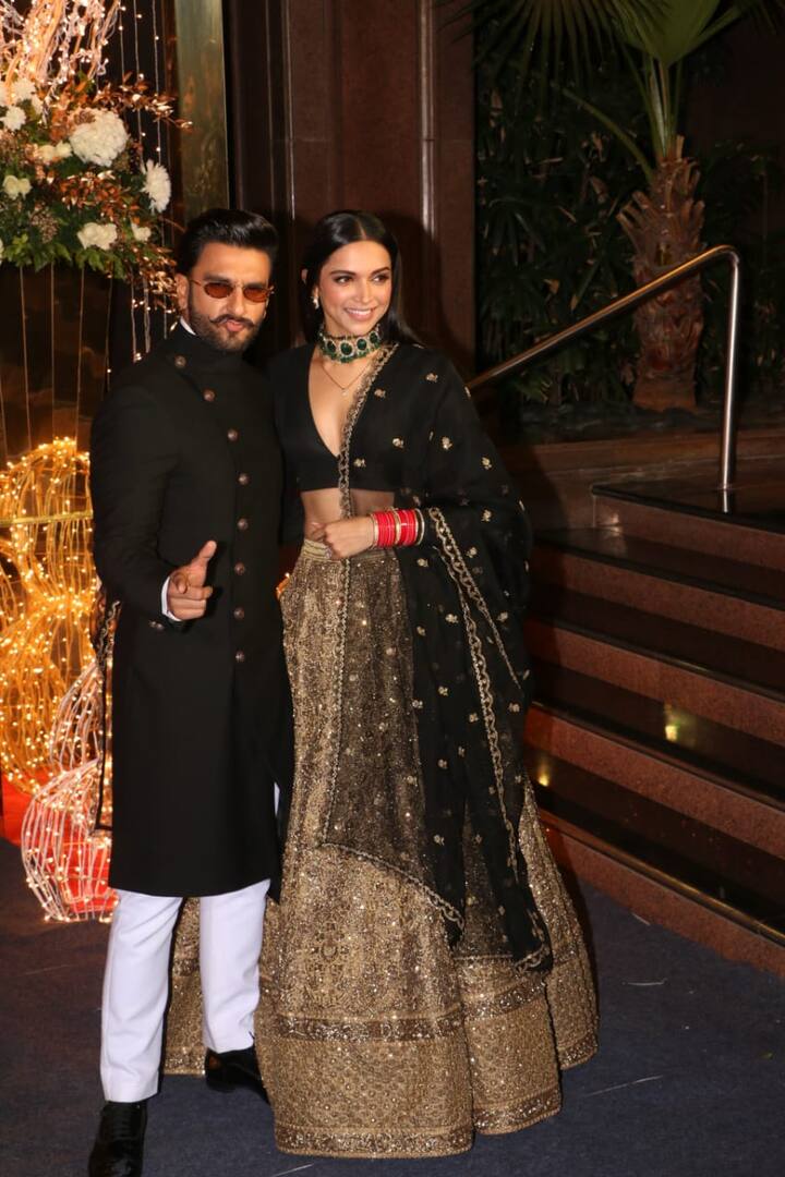 प्रियंका चोपड़ा और निक जोनास की इस भव्य शादी में देश के सबसे बड़े बिज़नेसमैन मुकेश अंबानी पूरे परिवार के साथ पहुंचे थे. उनके साथ बेटी ईशा अंबानी, पत्नी नीता अंबानी, बेटे अनंत और आकाश अंबानी थे. इनके अलावा आकाश की मंगेतर श्लोका मेहता और अनंत की गर्लफ्रेंड राधिका मर्चेंट भी इस शादी का हिस्सा बनीं. हालांकि अंबानी परिवार प्रियंका-निक के संगीत और कैथलिक शादी का ही हिस्सा रहा था. (तस्वीर: मानव मंगलानी)