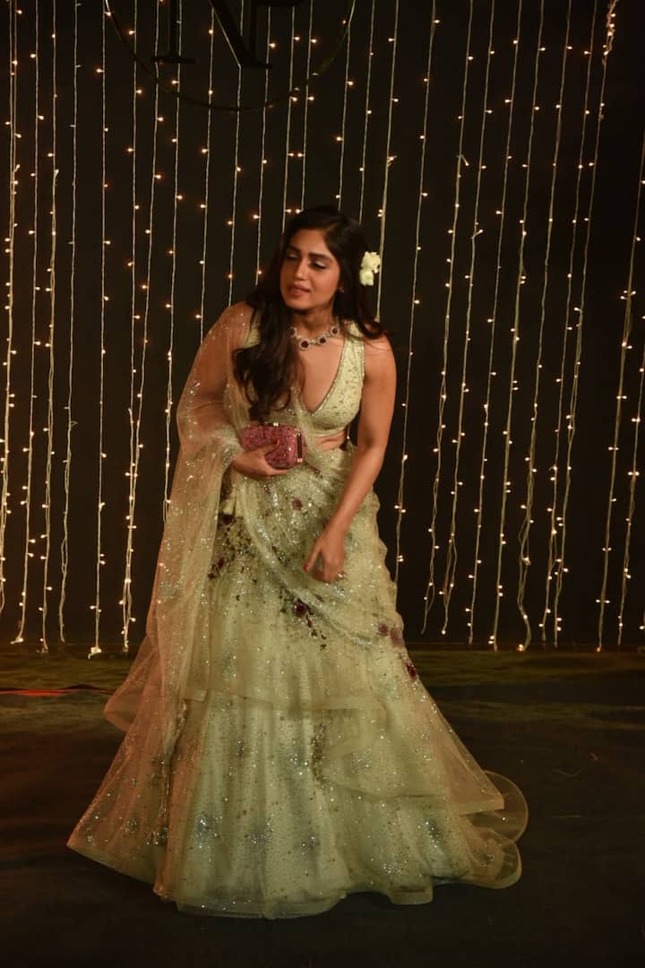 इसके अलावा संगीत सेरेमनी से ऐसी भी तस्वीरें आईं, जिनमें प्रियंका अपनी मां मधु चोपड़ा के साथ स्टेज पर थिरकती नज़र आईं. खास बात ये रही कि दोनों परिवारों ने प्रियंका और निक की मोहब्बत के सफर को गानों और डांस के ज़रिए सबके सामने पेश किया. इनके अलावा आकाश की मंगेतर श्लोका मेहता और अनंत की गर्लफ्रेंड राधिका मर्चेंट भी इस शादी का हिस्सा बनीं. हालांकि अंबानी परिवार प्रियंका-निक के संगीत और कैथलिक शादी का ही हिस्सा रहा था.