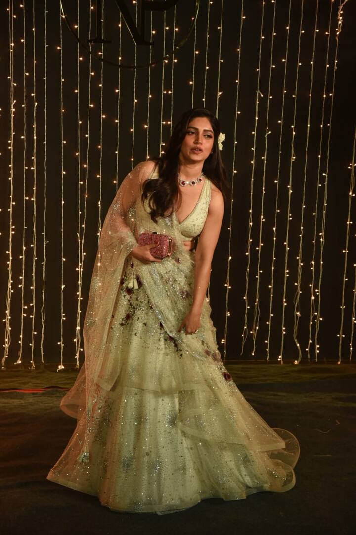 शादी को कवर कर रहे पत्रकार अपनी मेहनत और मशक्कत से कुछ धुंधली ही सही, लेकिन खूबसूरत तस्वीरें बाहर लेकर आए. जो फैंस अपने फेवरेट सितारों की एक झलक के लिए बैचैन थे उनके लिए ये धुंधली तस्वीरें ही काफी थीं. इनके अलावा आकाश की मंगेतर श्लोका मेहता और अनंत की गर्लफ्रेंड राधिका मर्चेंट भी इस शादी का हिस्सा बनीं. हालांकि अंबानी परिवार प्रियंका-निक के संगीत और कैथलिक शादी का ही हिस्सा रहा था.