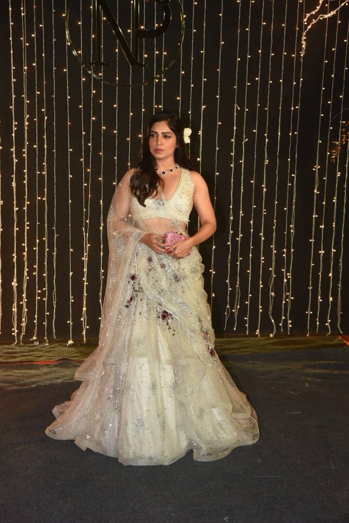 प्रियंका ने पहले मेहंदी सेरेमनी की तस्वीरें शेयर की और उसके अगले दिन संगीत सेरेमनी की. शादी की इन रस्मों में दोनों ही परिवारों ने जज़्बे के साथ शिरकत. खासकर संगीत सेरेमनी में, जहां जोनास और चोपड़ा परिवार के बीच डांस कॉम्पिटीशन हुआ. इनके अलावा आकाश की मंगेतर श्लोका मेहता और अनंत की गर्लफ्रेंड राधिका मर्चेंट भी इस शादी का हिस्सा बनीं. हालांकि अंबानी परिवार प्रियंका-निक के संगीत और कैथलिक शादी का ही हिस्सा रहा था.