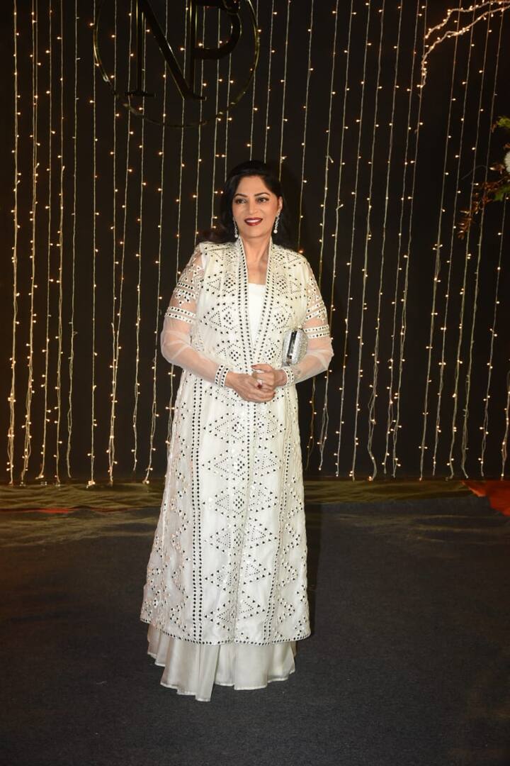प्रियंका ने पहले मेहंदी सेरेमनी की तस्वीरें शेयर की और उसके अगले दिन संगीत सेरेमनी की. शादी की इन रस्मों में दोनों ही परिवारों ने जज़्बे के साथ शिरकत. खासकर संगीत सेरेमनी में, जहां जोनास और चोपड़ा परिवार के बीच डांस कॉम्पिटीशन हुआ. (तस्वीर: मानव मंगलानी)