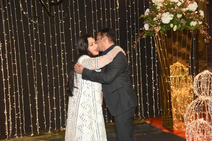 सिमी गिरेवाल इस दौरान सफेद रंग के ट्रेडिशनल आउटफिट्स में बेहद खूबसूरत दिखाई दे रही थीं. (तस्वीर: मानव मंगलानी)