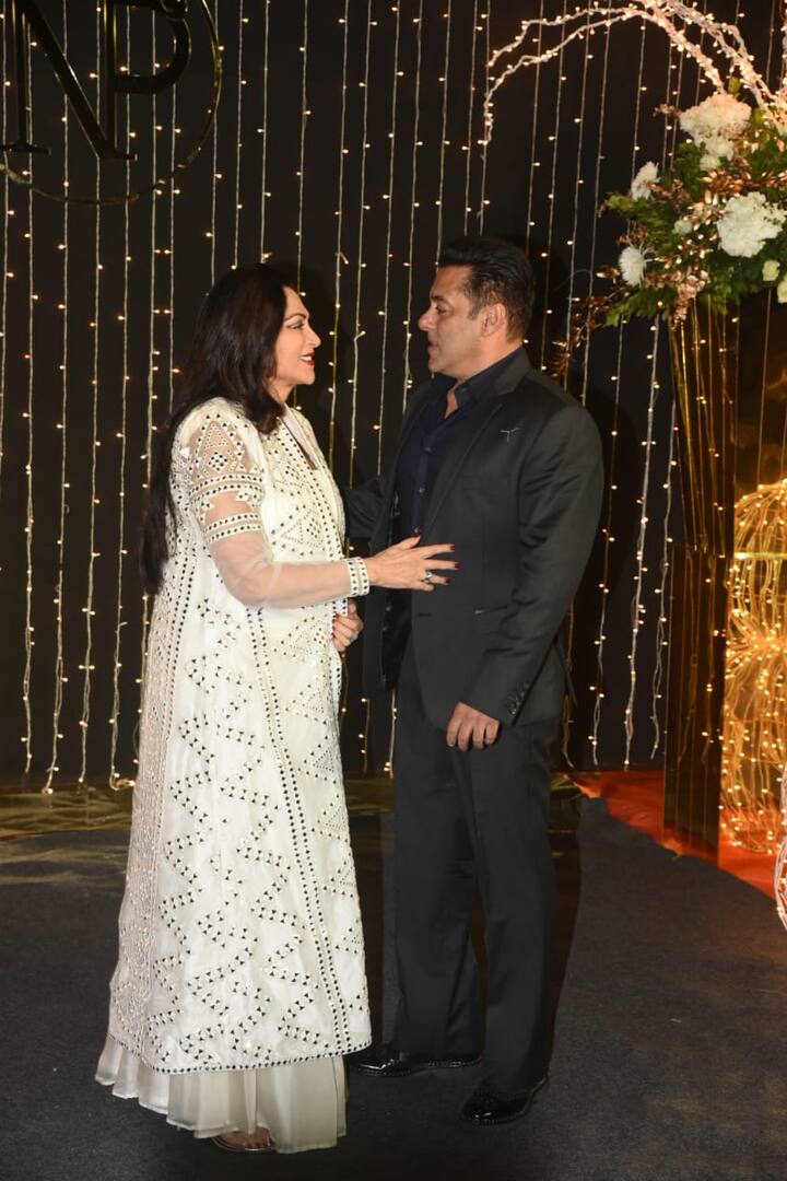 सलमान के फोटो ओप के दौरान सिमी जब वहां पहुंची तो सलमान उनके साथ काफी गर्मजोशी से मुलाकात करते दिखाई दिए. (तस्वीर: मानव मंगलानी)