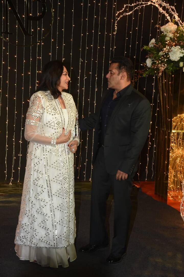 तस्वीरों में आप देख सकते हैं कि इस पार्टी में दोनों ने काफी देर तक बातचीत भी की. (तस्वीर: मानव मंगलानी)