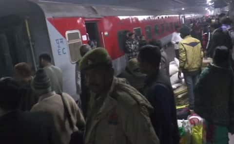 देवरिया जंक्शन पर दो बार टला हादसा, कपलिंग टूटने से एसी कोच को छोड़कर चल पड़ी वैशाली एक्सप्रेस देवरिया जंक्शन पर दो बार टला हादसा, कपलिंग टूटने से एसी कोच को छोड़कर चल पड़ी वैशाली एक्सप्रेस