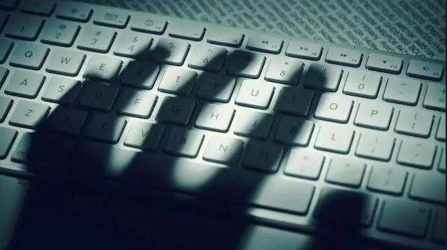  केंद्रीय गृह मंत्रालय ने आईबी और दिल्ली पुलिस कमिश्नर समेत कुल 10 एजेंसियों को किसी भी कंप्यूटर को इंटरसेप्ट करने का अधिकार दिया है. इसमें कंप्यूटर आधारित कॉल और फोन का डेटा भी शामिल है. इसके लिए अब केंद्रीय गृह मंत्रालय की मंजूरी नहीं लेनी पड़ेगी. पहले इसके लिए मंज़ूरी लेनी पड़ती थी. गृह सचिव राजीव गोबा के हस्ताक्षर वाले नोटिफेकेशन को कल जारी किया गया. गृह मंत्रालय के आदेश के मुताबिक, देश की 10 सुरक्षा एजेंसियां किसी भी व्यक्ति के कंप्यूटर में जेनरेट, ट्रांसमिट, रिसीव और स्टोर किए गए किसी दस्तावेज को देख सकती हैं.