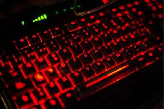 सरकार के इस फैसले का कांग्रेस, समाजवादी पार्टी, आरजेडी और एआईएमआईएम ने विरोध किया है. कांग्रेस नेता आनंद शर्मा ने कहा कि सरकार भारत को सर्विलांस स्टेट बनाना चाहती है. कांग्रेस नेता पी चिदंबरम ने कहा, ''इस मामले की पूरी जानकारी हमारे पास नहीं है. लेकिन अगर कोई आपके कंप्यूटर को मॉनिटर कर रहा है तो हम ऑरवेलियन स्टेट की तरफ जा रहे हैं.'' दरअसल, जॉर्ज ऑरवेल ने एक किताब लिखी थी जिसका शीर्षक था- 1984. इसमें समय से आगे एक समय की कल्पना की गई है, जिसमें राज सत्ता लोगों को आजादी देने के पक्ष में नहीं है. जिसकी वजह से वह नागरिकों पर नजर रखती है. 