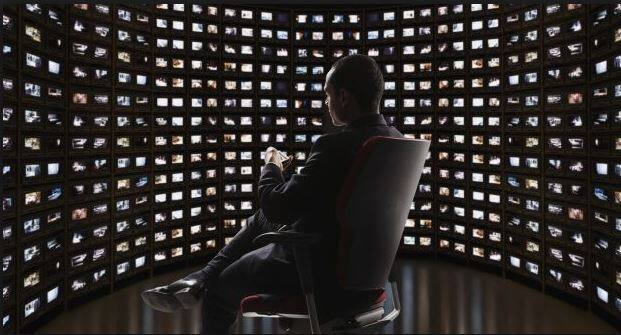 केंद्र सरकार ने आईटी एक्ट का इस्तेमाल करते हुए एक बड़ा कदम उठाया है. गृह मंत्रालय द्वारा उठाए गए इस कदम पर बवाल शुरू हो गया है और विपक्ष इसका जमकर विरोध कर रहा है. दरअसल, एक नए आदेश में गृह मंत्रालय ने कहा है कि देश की 10 जांच एजेंसियों की भारत के हर कंप्यूटर तक पहुंच होगी. इसके विरोध में कहा जा रहा है कि इसके तहत एक ऐसा देश तैयार किए जाने की कोशिश की जा रही है जिसमें सबके ऊपर निगरानी हो. आइए आपको बताते हैं कि क्या है पूरा मामला-