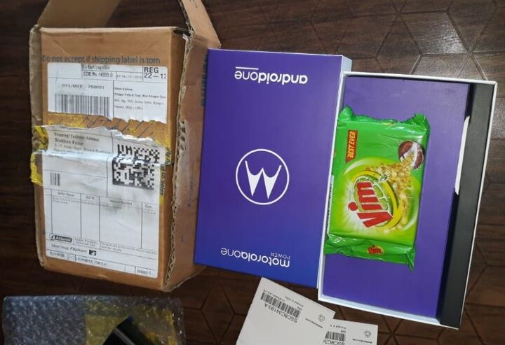 Meerut: The phone was ordered on Flipkart but a Wim Bar and Charger was Delivered मेरठ: ऑनलाइन खरीदा था मोबाइल, डिलीवर पैकेट खोलने पर निकला चार्जर और विम बार की टिकिया