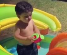 केपटाउन में मम्मी-पापा के साथ तैमूर भी कर रहे जमकर मस्ती, पानी में खेलते हुए VIDEO आया सामने