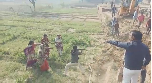 Jaunpur: Women protested against illegal occupation, then the bulk chief's punks beat up जौनपुर: महिलाओं ने किया अवैध कब्जे का विरोध तो ब्लाक प्रमुख के गुंडों ने कर दी पिटाई