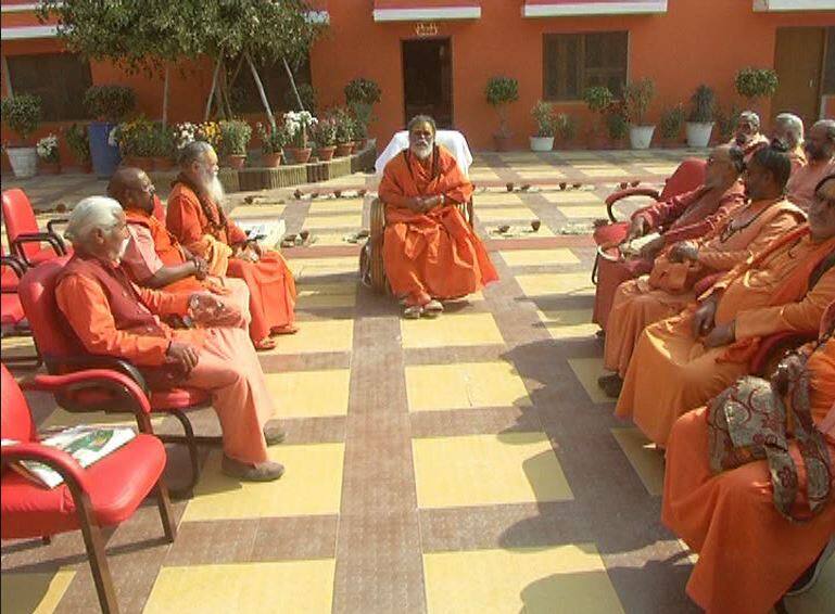 Kumbh Mela 2019: akhara parishad Effort for joint dharam sansad Kumbh Mela 2019: वीएचपी और शंकराचार्य को साझा धर्म संसद के लिए मनाने की पहल करेगा अखाड़ा परिषद