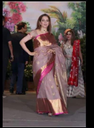 भारत में साड़ी पहने हर तीसरी महिला दिखती हैं क्योंकि यहां का ये ट्रेंड बहुत पुराना है. तो ऐसे में बॉलीवुड इंडस्ट्री से जुड़े कलाकारों के बारे में बताने जा रहे हैं जिन्हें साड़ी पहनना बहुत पसंद है और साथ ही वो इसे फॉलो भी करती हैं. वहीं, कंगना रनौत को इस साल मई में ही हुई सोनम कपूर के रिसेप्शन पार्टी में बनारसी साड़ी पहने देखा गया था. तस्वीर: इंस्टाग्राम