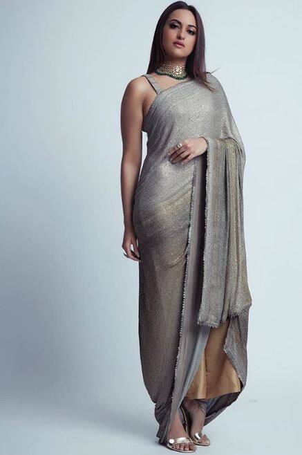 एक्ट्रेस सोनाक्षी सिन्हा की ग्रे पैंट स्टाइलिस्ट साड़ी को आप फॉलो कर सकते हैं. इस वेस्टर्न और बोल्ड लुक में आप भी नज़र आ सकती हैं. तस्वीर: इंस्टाग्राम