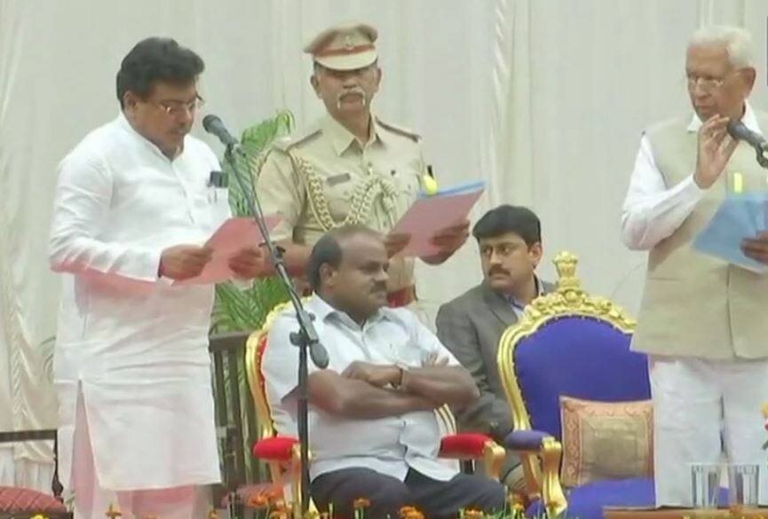 hd kumaraswamy cabinet expansion eight minister takes oath from congress कर्नाटक: कुमारस्वामी ने कैबिनेट का विस्तार किया, कांग्रेस के आठ मंत्री हुए शामिल