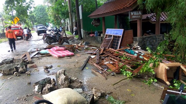 Indonesia tsunami kills at least 43, disaster agency इंडोनेशिया: ज्वालामुखी फटने के बाद आई सुनामी, 46 लोगों की मौत 600 से ज्यादा जख्मी