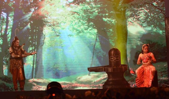 उनकी इस नृत्य नाटिका में परंपरागत संगीत, स्वर्गीय रविंद्र जैन और बॉलीवुड सिंगर सुरेश वाडेकर जैसे गायकों के स्वर में भक्ति के पद गूंजते रहे. इसी संगीत के बीच हेमा मालिनी और उनके साथी भरतनाट्यम शैली की भाव-भंगिमाओं की प्रस्तुती देते रहे. इस नृत्य नाटिका में ऑडियो विजुअल सिस्टम का जबरदस्त इस्तेमाल हुआ.