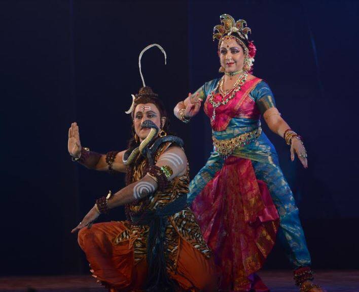 वाराणसी से 30 किलोमीटर की दूरी पर कैथी स्थित श्री मार्कंडेय महादेव का मंदिर एक नई परंपरा का गवाह बना. खास बात यह रही कि इस मौके पर ड्रीम गर्ल हेमा मालिनी मौजूद थीं. उन्होंने अपने विश्व प्रसिद्ध नृत्य नाटिका दुर्गा के मंचन से वहां मौजूद लोगों को मंत्रमुग्ध कर दिया.