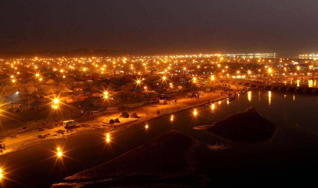 प्रयागराज: कुंभ में भव्यता और दिव्यता की मिसाल बनेगा योगी आदित्यनाथ का कैंप Prayagraj : CM Yogi Adityanath camp will be an example of grandeur and divinity in Kumbh Mela 2019 प्रयागराज: कुंभ में भव्यता और दिव्यता की मिसाल बनेगा योगी आदित्यनाथ का कैंप