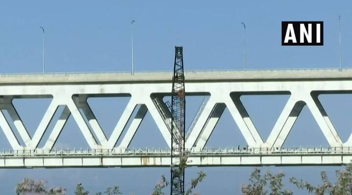 बोगीबील पुल असम के डिब्रूगढ़ जिले में ब्रह्मपुत्र नदी के दक्षिण तट को अरूणाचल प्रदेश के सीमावर्ती धेमाजी जिले में सिलापाथर को जोड़ेगा. यह पुल और रेल सेवा धेमाजी के लोगों के लिए अति महत्वपूर्ण होने जा रही है क्योंकि मुख्य अस्पताल, मेडिकल कॉलेज और हवाई अड्डा डिब्रूगढ़ में हैं. इससे ईटानगर के लोगों को भी लाभ मिलेगा क्योंकि यह इलाका नाहरलगुन से केवल 15 किलोमीटर की दूरी पर है. तस्वीर: एएनआई