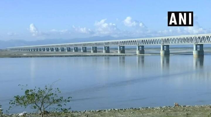 पीएम नरेंद्र मोदी मंगलवार को बोगीबील पुल से गुजरने वाली पहली यात्री ट्रेन को हरी झंडी दिखा कर देश के सबसे लंबे रेल सह सड़क पुल का शुभारंभ करेंगे. यह ट्रेन तिनसुकिया-नाहरलगुन इंटरसिटी एक्सप्रेस होगी जो हफ्ते में पांच दिन चलेगी. यह पुल कुल 4.94 किलोमीटर लंबा पुल है. इस पुल की मदद से असम के तिनसुकिया से अरूणाचल प्रदेश के नाहरलगुन कस्बे तक की रेलयात्रा में लगने वाले समय में 10 घंटे से अधिक की कमी आने की उम्मीद है. तस्वीर: एएनआई