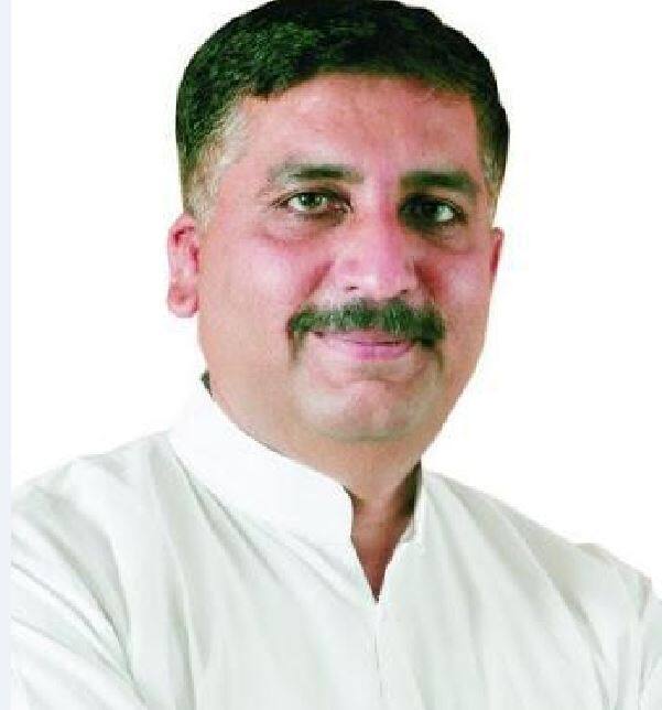 हरीश चौधरी- पूर्व में बाड़मेर से सांसद रह चुके हरीश चौधरी को राहुल गांधी के करीबी ग्रुप में गिना जाता है. इस बार बाड़मेर की बायतु सीट से विधायक बने हरीश चौधरी को सचिन पायलट खेमे का प्रमुख रणनीतिकार कहा जाए तो ग़लत नहीं होगा. हरीश चौधरी इस बार कांग्रेस की चुनावी घोषणा पत्र समिति के अध्यक्ष थे.