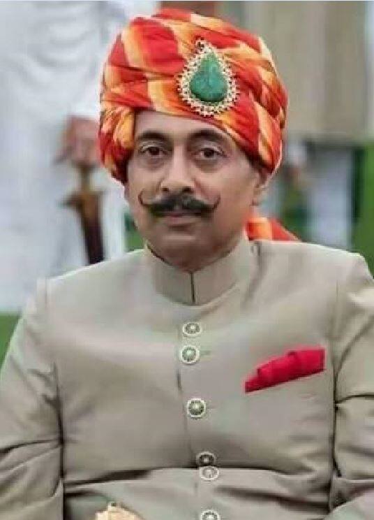 विश्वेंद्र सिंह- भरतपुर राजघराने से संबंध रखने वाले विश्वेंद्र सिंह को क़द्दावर जाट नेता माना जाता है. अपने तीखे बयानों से हमेशा चर्चा में रहने वाले विश्वेंद्र सिंह कैबिनेट मंत्री बनाए गए हैं. भरतपुर और धोलपुर के जाटों को आरक्षण देने के मुद्दे पर हमेशा आंदोलन को तैयार विश्वेंद्र सिंह ने विधानसभा चुनाव से ऐन पहले भी इस मुद्दे को उठा कर वसुंधरा राजे की मुश्किलें बढ़ा दी थी.