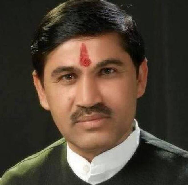 रमेश चंद मीणा- करौली जिले की सपोटरा सीट से क़द्दावर मीणा नेता किरोड़ी लाल मीणा की पत्नी और पूर्व मंत्री गोलमा देवी को हराकर इस बार विधायक बने रमेश मीणा का क़द पार्टी में लगातार बढ़ रहा है. पिछली विधानसभा में भी रमेश मीणा ने कई बार सदन में बीजेपी की वसुंधरा सरकार को घेरा था और एक अच्छे वक़्ता की छवि बनाई थी.