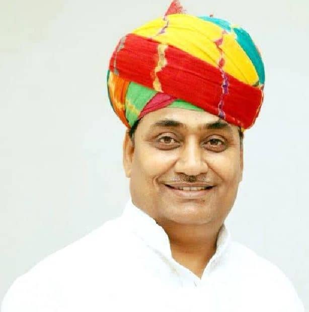 गोविंद सिंह डोटासरा- सीकर की लक्ष्मणगढ़ सीट से एक बार फिर जीत कर आए गोविंद सिंह ने पिछली विधानसभा में कांग्रेस के चंद विधायक होने के बावजूद बहुमत वाली वसुंधरा सरकार के ख़िलाफ़ ज़बर्दस्त आवाज़ उठाई थी. एक कुशल वक़्ता के तौर पर उभरे गोविंद सिंह की छवि एक कुशल नेता की है और उन्होंने अपने दम पर मंत्री पद हासिल किया है.