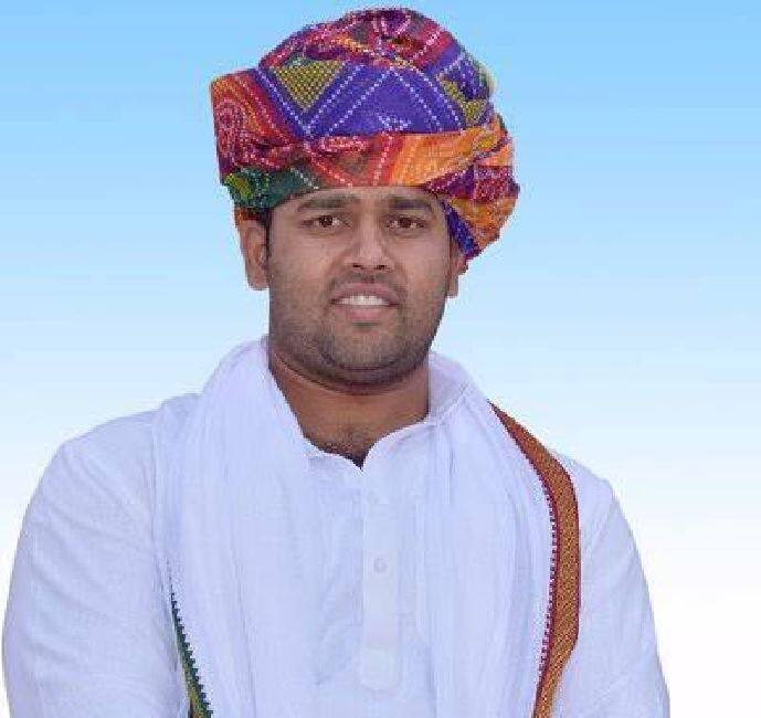 अशोक चांदना- बूंदी जिले की तीन सीटों में से इस बार दो सीटें बीजेपी के कब्जे में है, लेकिन हिंडोली सीट से लगातार दूसरी बार अशोक चांदना ने ये सीट कांग्रेस के लिए जीती है. कांग्रेस के जूझारू नेता अशोक चांदना को सीएम अशोक गहलोत का करीबी माना जाता है.