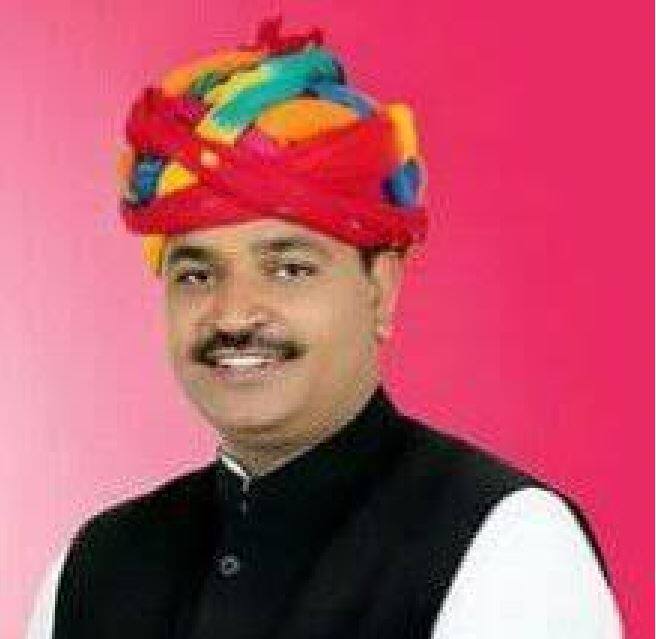 टीका राम जूली- अलवर ग्रामीण सीट से दूसरी बार जीते टीका राम जूली को कांग्रेस के नेता भंवर जितेंद्र सिंह का बेहद करीबी माना जाता है. भंवर जितेंद्र पूर्व केंद्रीय मंत्री हैं और राहुल गांधी की कोर टीम के अहम सदस्य भी हैं. वैसे टीका राम को गहलोत के नज़दीकी होने और और भंवर जितेंद्र सिंह की सिफ़ारिश दोनों का लाभ मिला है.