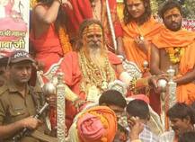 Kumbh Mela 2019: जूना अखाड़े ने गोल्डन बाबा को किया निष्कासित, छीने सभी अधिकार