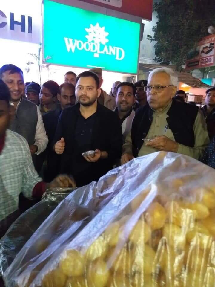 Tejashwi Yadav video goes viral eating golgappa, JDU attacks पहले शोक संवेदना फिर खाए गोलगप्पे, जेडीयू ने तेजस्वी की राजनीतिक परिपक्वता पर उठाए सवाल