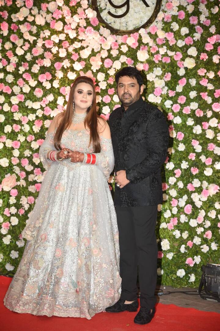 मशहूर कॉमेडियन कपिल शर्मा और गिन्नी चतरथ ने 12 दिसंबर को जालंधर में शादी कर ली थी. इनकी शादी में फैमिली और करीबी दोस्तों ही शामिल रहे. आज मुंबई में कपिल शर्मा ने टीवी और बॉलीवुड के अपने दोस्तों के लिए रिसेप्शन रखी है. कपिल और गिन्नी काफी खूबसूरत नजर आ रहे हैं. कपिल और गिन्नी के रिसेप्शन की चंद तस्वीरें यहां हम आपको दिखा रहे हैं.