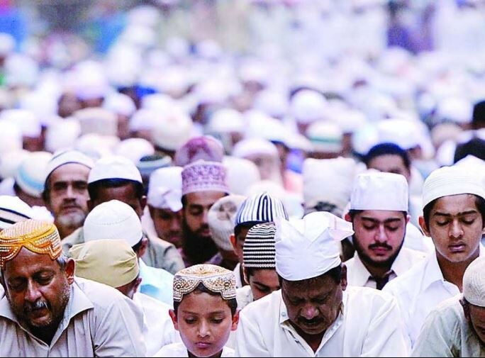 UP: Noida Police stopped to offering Namaz in open area, police sent notice to companies यूपी के नोएडा में खुले में नमाज पढ़ने पर रोक, पुलिस ने कंपनियों को भेजा नोटिस