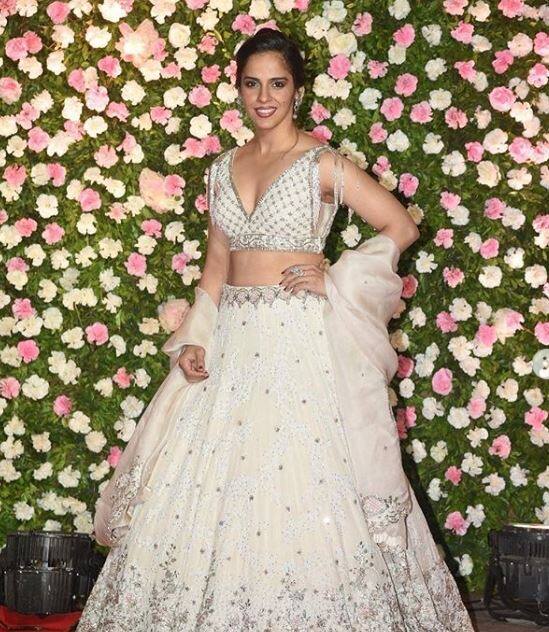 मशहूर कॉमेडियन कपिल शर्मा और गिन्नी चतरथ ने 12 दिसंबर को जालंधर में शादी कर ली थी. इनकी शादी में फैमिली और करीबी दोस्तों ही शामिल रहे. बीती रात मुंबई में कपिल शर्मा ने टीवी और बॉलीवुड के अपने दोस्तों के लिए रिसेप्शन रखी है. रिसेप्शन में बैडमिंटन स्टार साइना नेहवाल भी आईं.