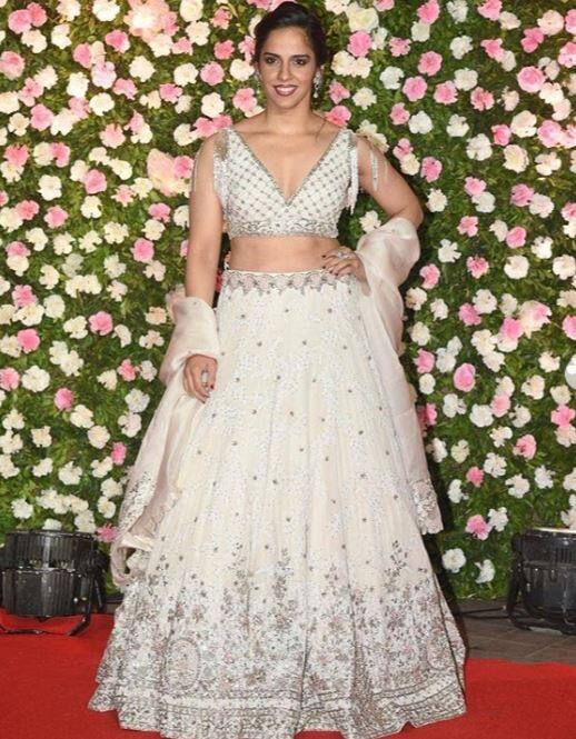 साइना बेहद ही ग्लैमसर अंदाज में ट्रेडीशनल ड्रेस में कपिस के रिसेप्शन पर पहुंची थीं.