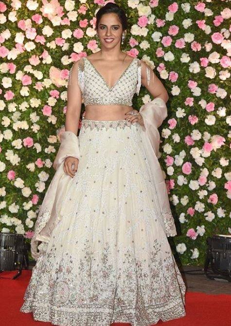 कपिल के रिेसेप्शन के दौरान साइना से सिल्वर का कलर लहंगा पहना था.