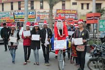 गोरखपुर: सीएम सिटी में सड़क पर निकले सांताक्‍लाज, कूड़ा उठाकर दिया ‘स्‍वच्‍छ भारत-स्‍वस्‍थ भारत’ का संदेश