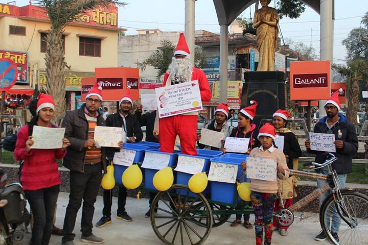 इन युवाओं की टीम ने प्रधानमंत्री नरेन्‍द्र मोदी के ‘स्‍वच्‍छ भारत-स्‍वस्‍थ भारत’ का संदेश देने का प्रयास किया. इन युवाओं ने सांता के भेष में जहां भी कचरा उठाया, वहां पर लोगों को तख्तियों पर लिखे संदेश भी पढ़ाए. इसके साथ ही उन्‍होंने परिवार के साथ निकले बच्‍चों को भी इन लोगों ने यही संदेश दिया. युवाओं की टीम ने एक विजटिंग कार्ड भी लोगों के बीच बांटा. जिस पर ‘टोकन ऑफ क्‍लीनलेस’, सेंटा का है संदेश, स्‍वच्‍छ रखो अपना देश लिखकर लोगों को जागरूक करने का प्रयास किया.