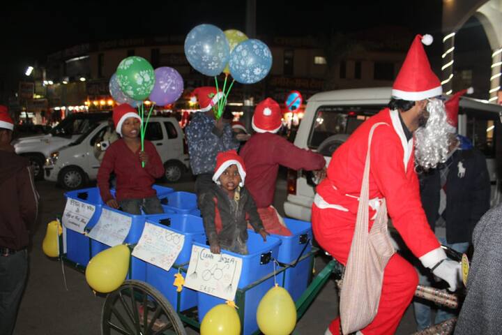 इस अवसर पर संस्‍था के निदेशक आजाद पाण्‍डेय ने कहा कि वे प्रधानमंत्री नरेन्‍द्र मोदी के ‘स्‍वच्‍छ भारत-स्‍वस्‍थ भारत’ अभियान को वे लोगों तक अनोखे माध्‍यम से पहुंचाना चाहते हैं. यही वजह है कि उन्‍होंने क्रिसमस के मौके पर अपने साथ युवाओं की टीम लेकर शहर की सड़कों और पार्क में कचरा बीन रहे हैं. इसका उद्देश्‍य सिर्फ इत‍ना है कि लोगों को जागरूक किया जा सके.