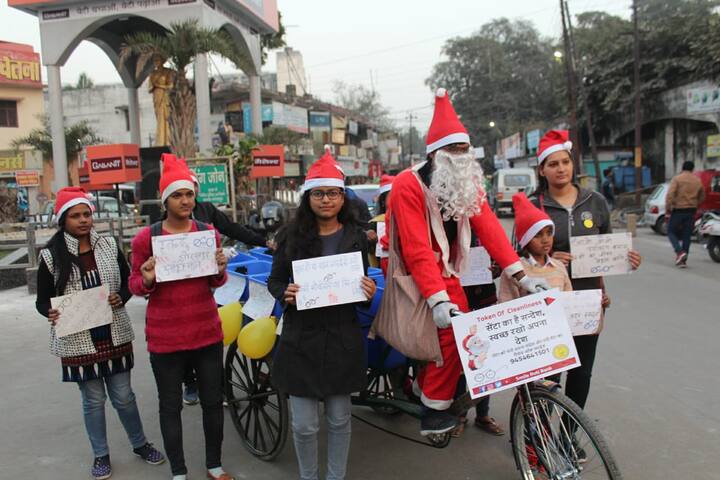 संस्‍था की सदस्‍य दीक्षा श्रीवास्‍तव ने बताया कि वे खड़गपुर से बीटेक कर रही हैं. वे छुट्टियों पर यहां आई हुई हैं. उन्‍हें पता चला कि उनके साथी सांताक्‍लाज के भेष में लोगों को अनोखे तरीके से जागरूक कर रहे हैं, तो वे भी उनके साथ निकल पड़ीं. उन्‍होंने बताया कि हालांकि स्‍वच्‍छता के लिए लोगों को बहुत कुछ बताने की जरूरत नहीं है. लेकिन, फिर भी अनोखा तरीका लोगों तक किसी बात को पहुंचाने का अच्‍छा माध्‍यम बन जाता है.